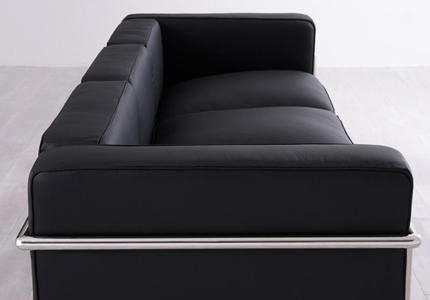 直線的なデザインが特徴の最高級ソファー