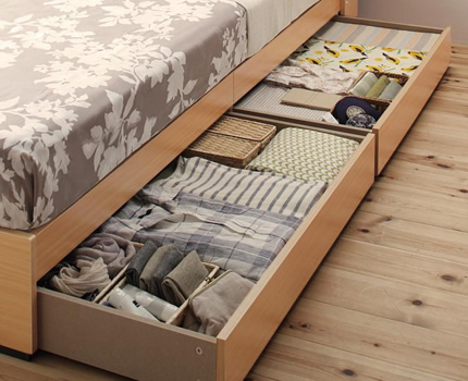 ベッド下は便利な収納スペース。