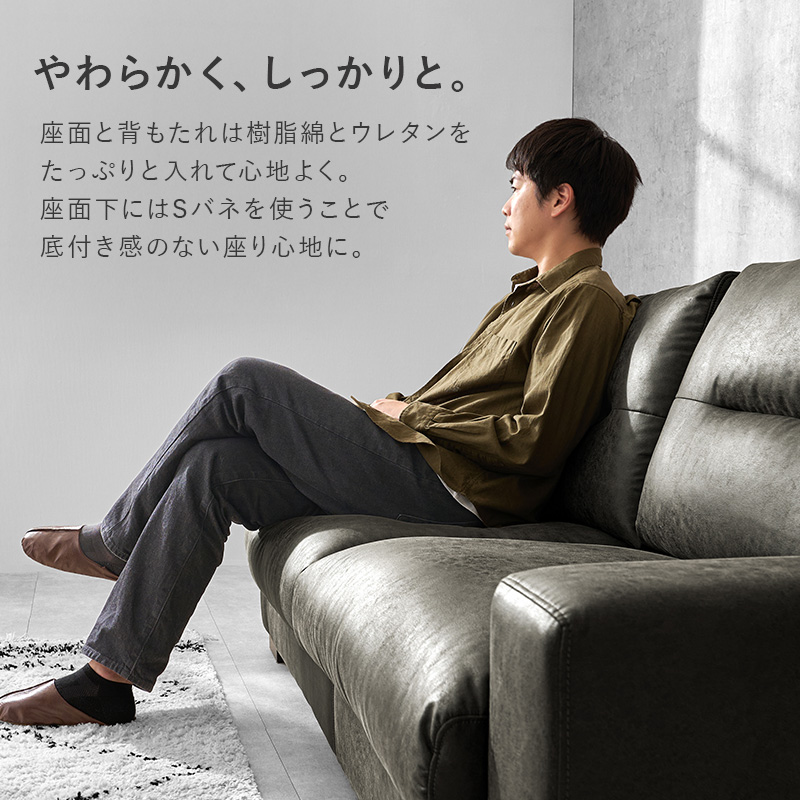 座面と背もたれには樹脂綿とウレタンをたっぷり入れて心地よく