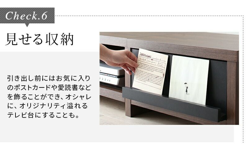 ポストカードや愛読書を見せて収納